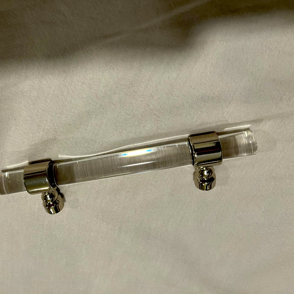Drawer pulls lucite and stainless.  Great weight and size.  6 inch.  Total of 6